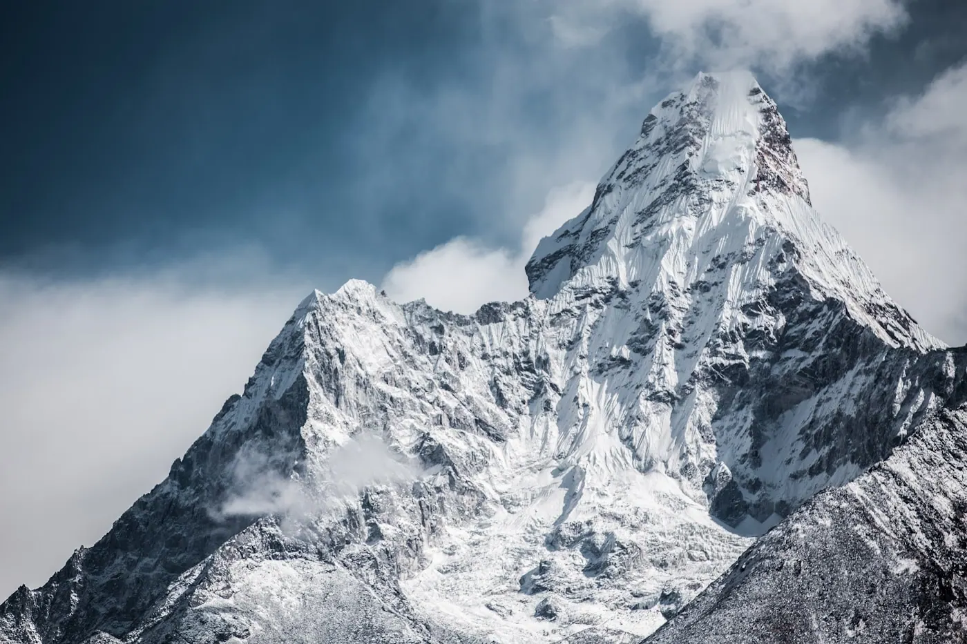 雪山与冬季森林